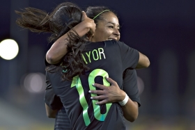Desde los primeros minutos la selecci&oacute;n femenil se fue al frente para buscar anotar r&aacute;pido.