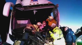 Ch&oacute;fer qued&oacute; prensado tras choque por alcance