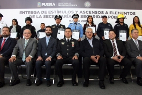 Se otorgaron m&aacute;s de mil becas a hijos de elementos de las corporaciones.